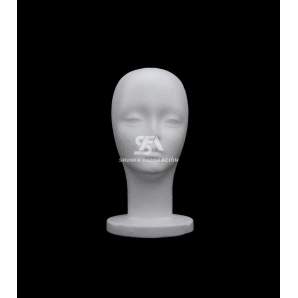 Foto de producto de frente cabeza femenina de poliespán con rostro, cuello y base en color blanco