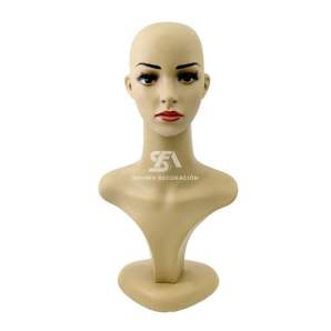 Foto de producto cabeza femenina de plástico con rostro pintado, medio busto y base en color carne