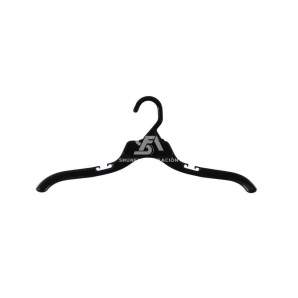 Foto de producto Percha de plastico color negro con gancho metal 38cm 105249