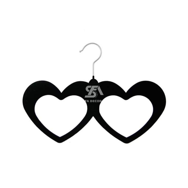 Percha flocada en terciopelo negro con forma de doble corazón 32 cm.