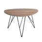 Foto de mesa auxiliar de madera con patas negras.