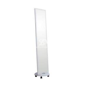 Foto de espejo de pie rectangular con base giratoria y ruedas de estilo minimalista en color blanco
