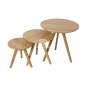 Foto de conjunto de mesillas redondas de madera clara con tres patas perspectiva superior