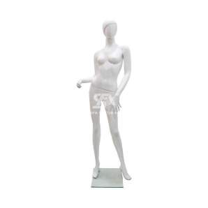 Foto de maniquí mujer de fibra y pose cadera a un lado blanco brillo