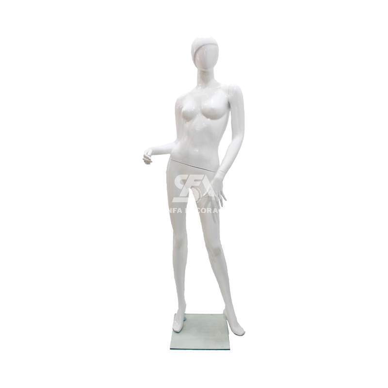 maniquí mujer de fibra y pose cadera a un lado blanco brillo