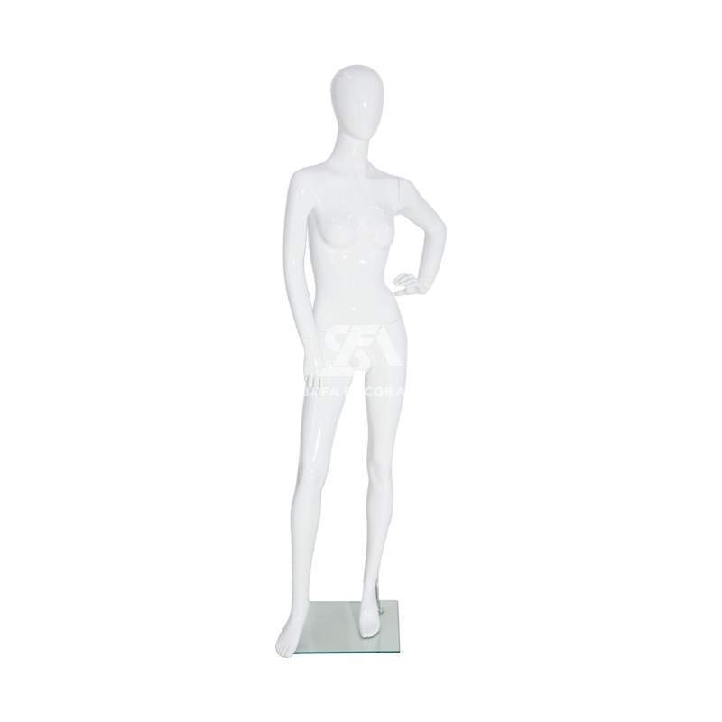 maniquí femenino sin rostro color blanco brillo y mano a la cadera