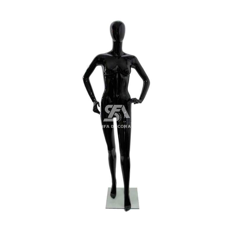 maniquí femenino de fibra sin rostro y manos a la cadera en color negro brillante