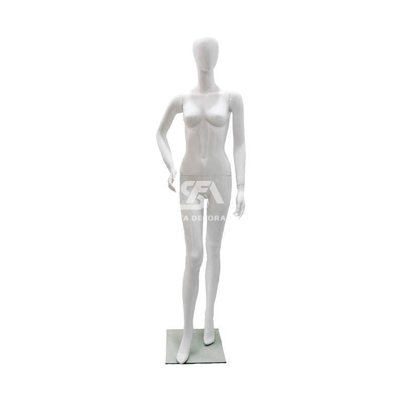 Foto de producto maniquí femenino de fibra sin rostro y mano derecha a la cadera en color negro brillante