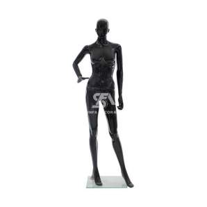 Foto de producto maniquí femenino de fibra con cara abstracta y mano a la cadera en color negro brillante