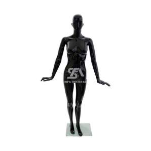 Foto de producto maniquí femenino de fibra con cara abstracta y pose estática en color negro brillante