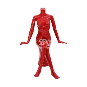 Foto de producto maniquí femenino de plástico sentada piernas cruzadas en color rojo brillante