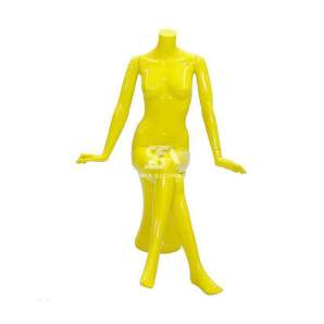 Foto de producto maniquí femenino de plástico sentada piernas cruzadas en color amarillo brillante