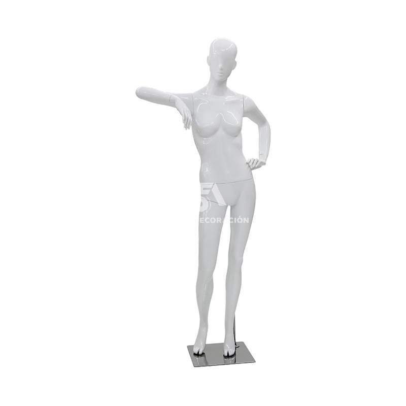 maniquí femenino de fibra con medio rostro apoyando el codo en color blanco brillante