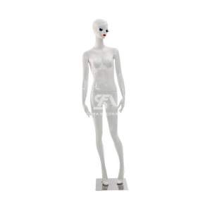Foto de producto maniquí femenino de fibra con rostro y pose erguida relajada en color blanco brillante
