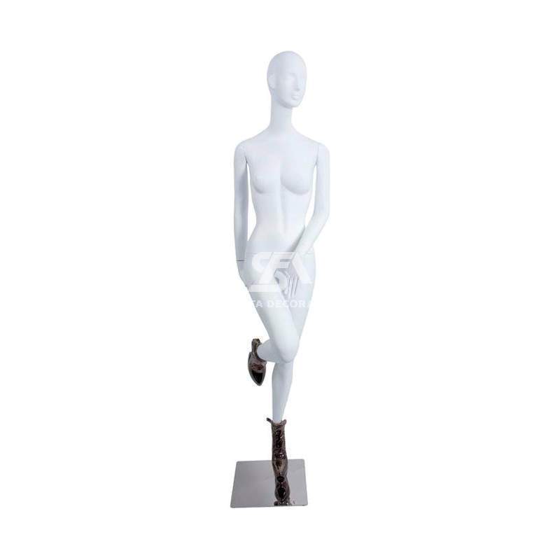 Foto de producto maniquí femenino de fibra con rostro y tacones una pierna flexionada en color blanco mate