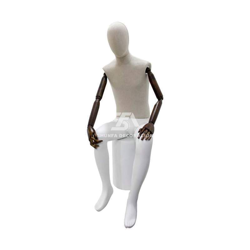 Foto de producto maniquí masculino sentado en taburete con brazos articulados
