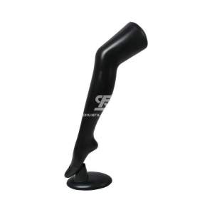 Foto de producto pierna de plástico con base en color negro de 74cm