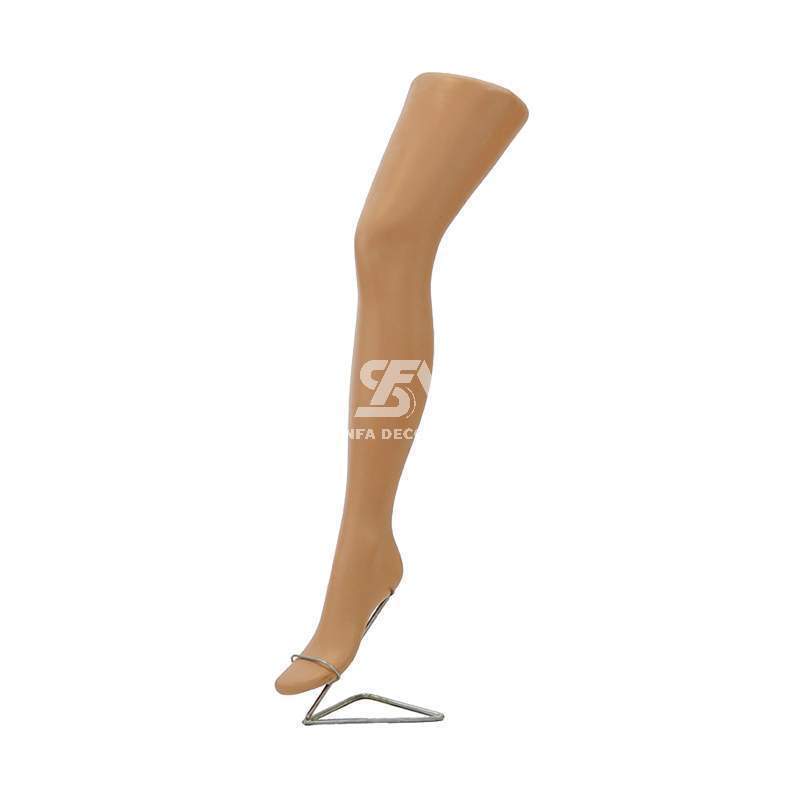 Foto de producto pierna de plástico color carne con base metálica de cuña 70cm