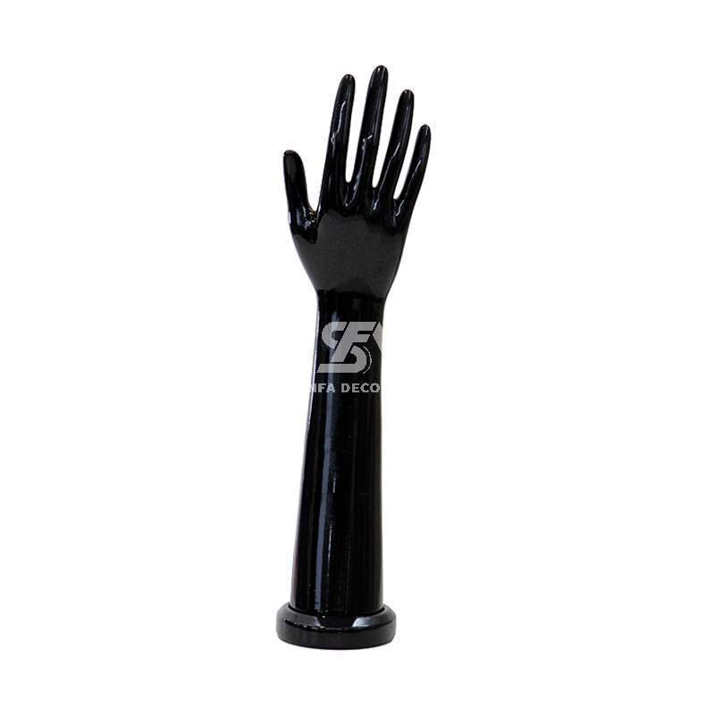 Foto de producto mano femenina de plástico con base en color negro brillante de 42cm