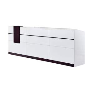 Mostrador de madera blanco con detalles en negro vista delantera