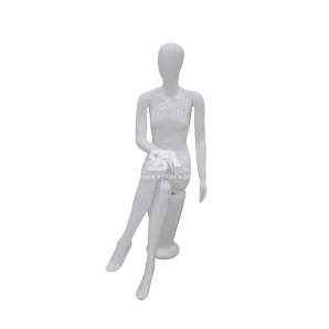Foto de producto de frente maniquí femenino de fibra sin rostro sentada con piernas cruzadas en color blanco brillante