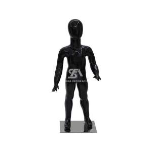 Foto de producto maniquí infantil de fibra con cabeza color negro pose estática