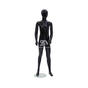 Foto de producto maniquí infantil de fibra con pose piernas abiertas en color negro brillante