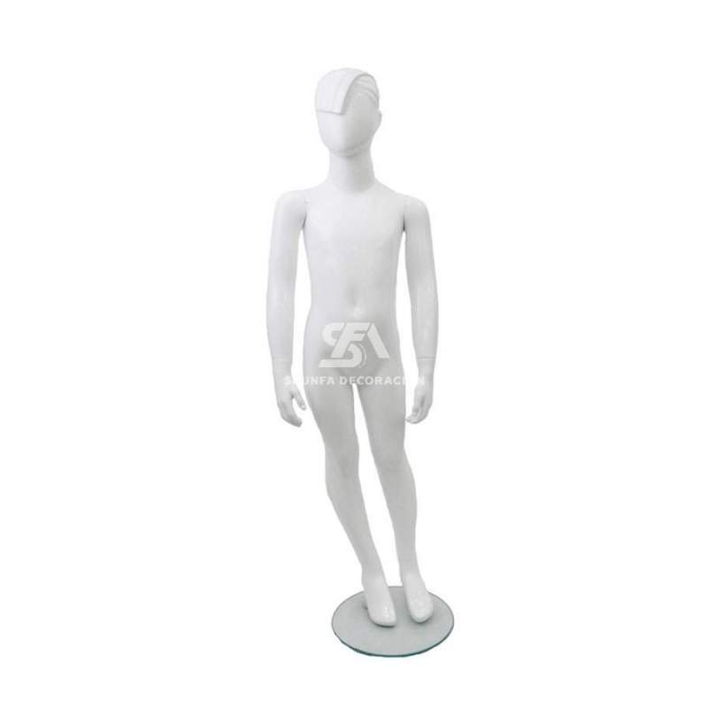 Foto de producto maniquí infantil de fibra con cabeza y pelo tallado en pose relajada color blanco