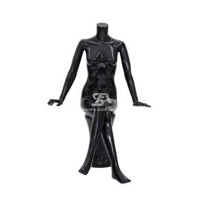 Foto de producto maniquí femenino de plástico sentada en color negro brillante