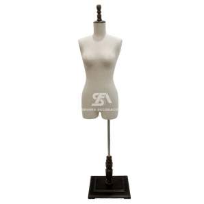 Foto de producto recogido busto femenino con base cuadrada de madera en color marrón