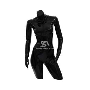 Foto de producto maniquí femenino 3/4 sin cabeza con pose relajada en color negro brillante
