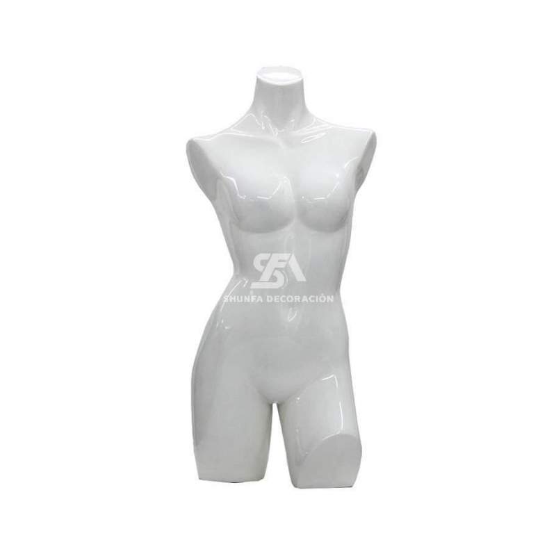Foto de producto maniquí femenino 3/4 sin cabeza y sin brazos en color blanco brillante